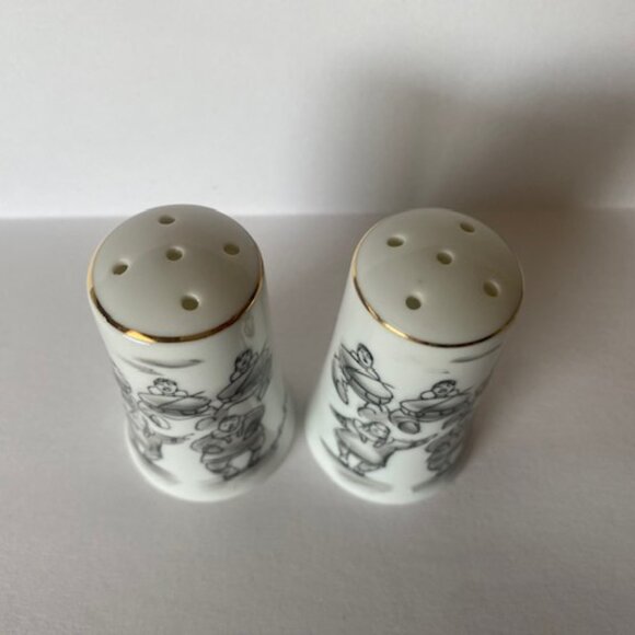 Vintage Salt and Pepper shakers artwork by 'Robert Mayokok. - Picture 2 of 7